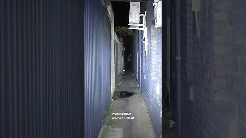 Wurkkos HD20: beamshots down a narrow alleyway