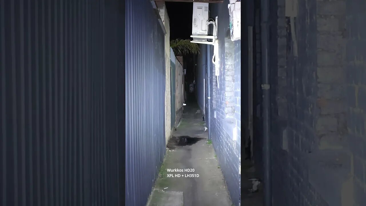Wurkkos HD20: beamshots down a narrow alleyway