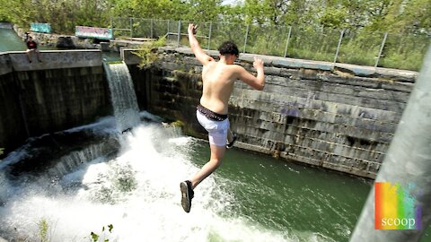 Des baigneurs téméraires aux écluses de Pointe-des-Cascades