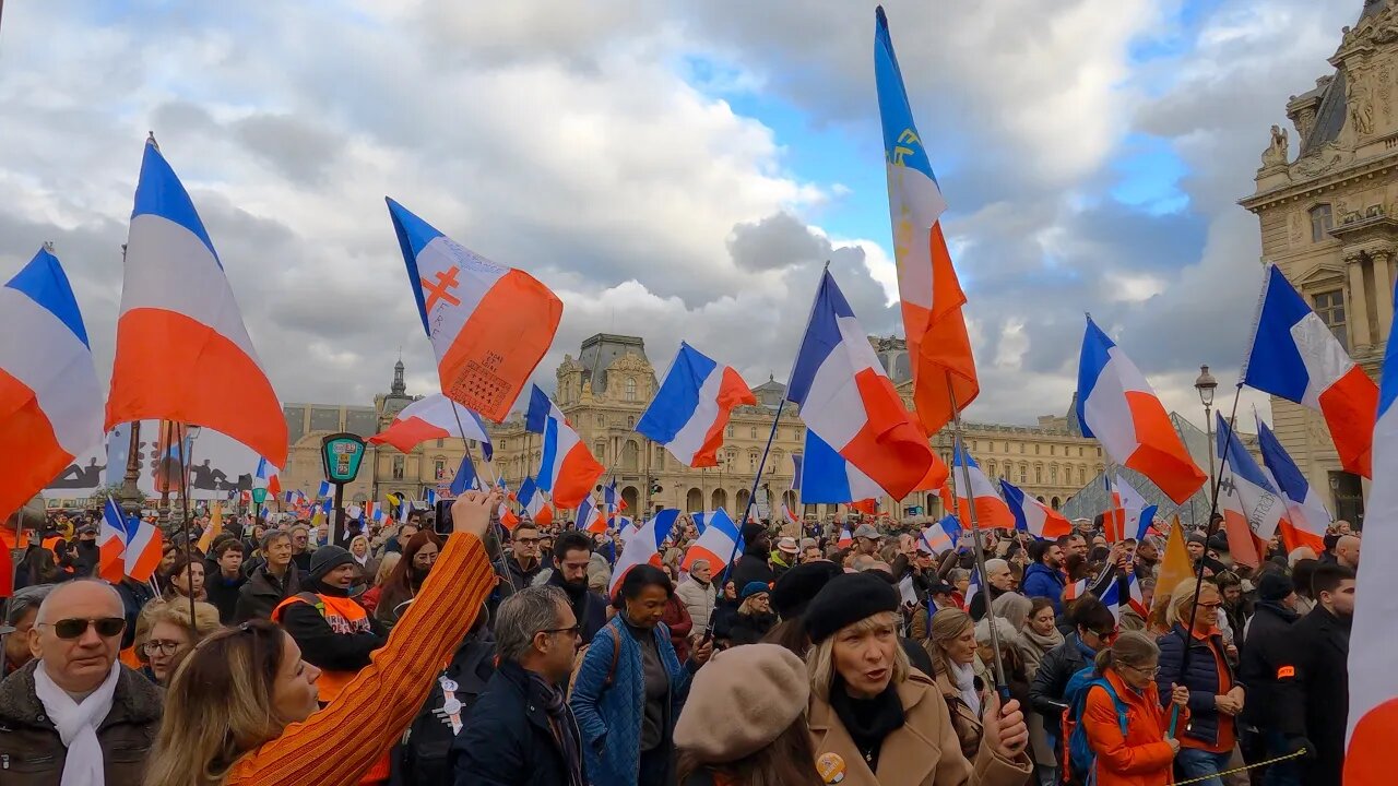 CORTÈGE NATIONAL POUR LA PAIX ET LA LIBERTÉ - Réintégration des suspendus - 19/11/2022 - Video 3