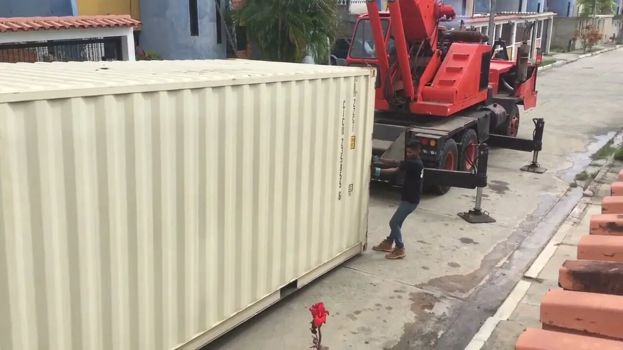 Unloading the container “Venezuela Now” Jan 17th, 2023