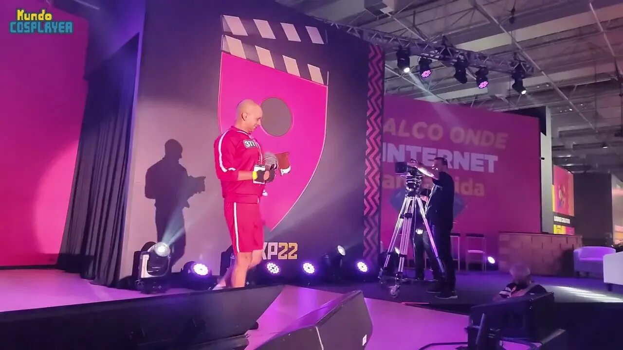 Cosplayer de Massaranduba, personagem do Casseta e Planeta dá lição durante Desfile na CCXP 2022