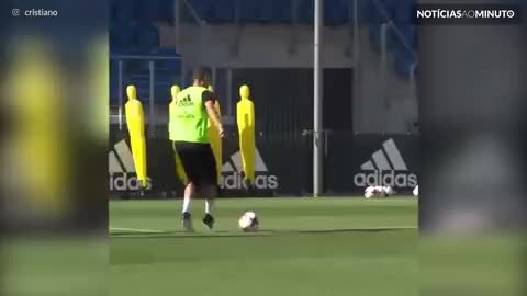 Cristiano Ronaldo marca golaço em treino