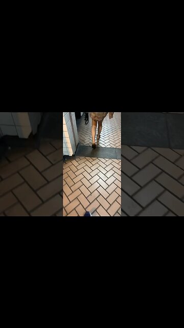 Walking to the bus in America #blackyoutube #comedy #resline#travel#train#short