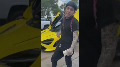 6ix9ine gave out $50,000 on his birthday to car wash guys and also joined them in washing cars