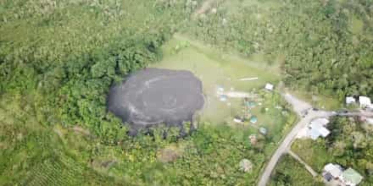 Drone sorvola un vulcano di fango nei Caraibi