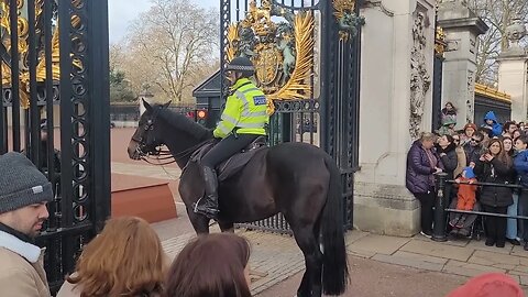 Police collect a mobile 📱 from Buckingham Palace #buckinghampalace