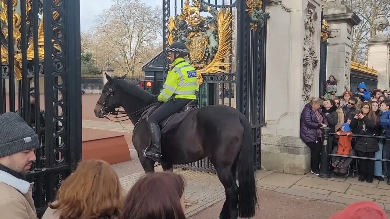 Police collect a mobile 📱 from Buckingham Palace #buckinghampalace
