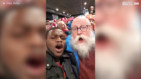 Les supporters de Liverpool chantent l'hymne du club