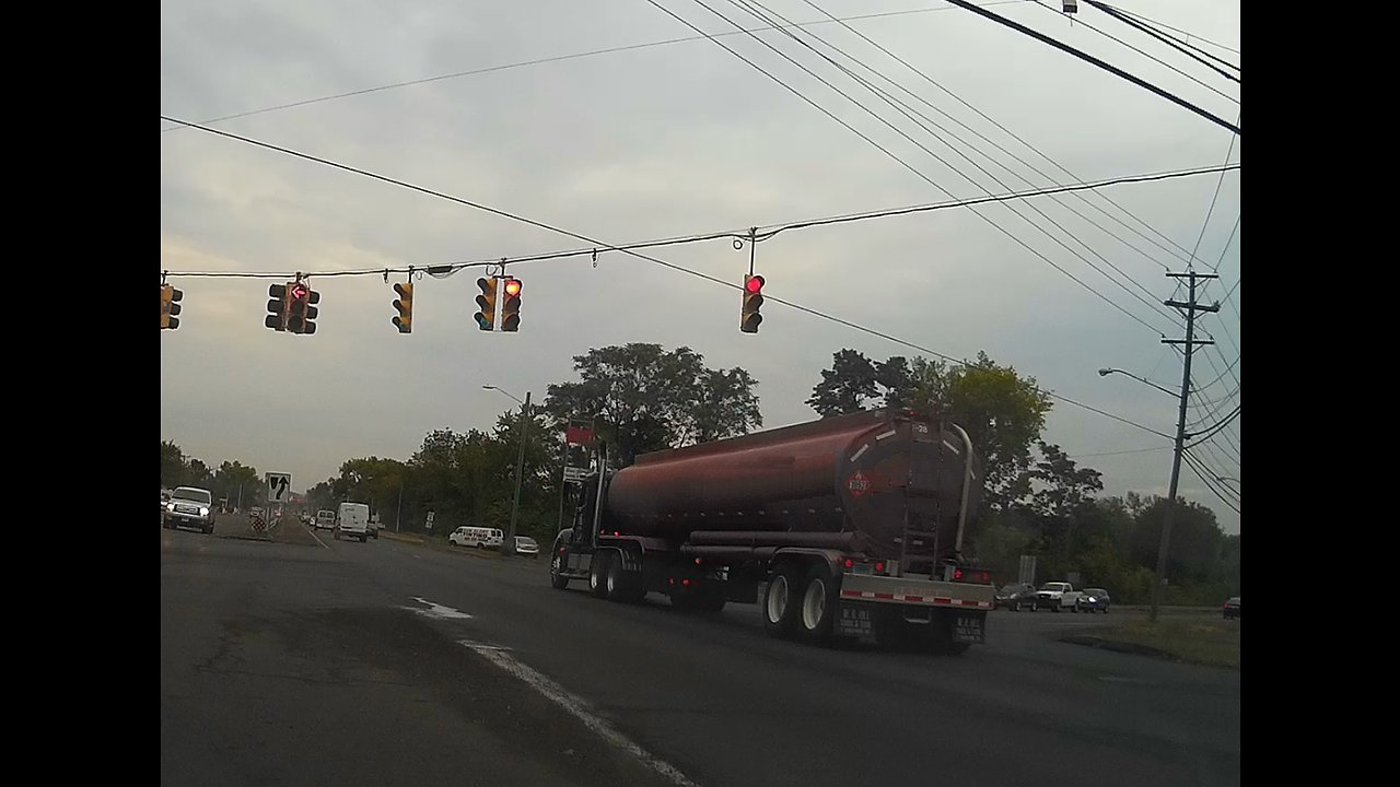 18 Wheeler Truck Doesn't Stop for Red Light