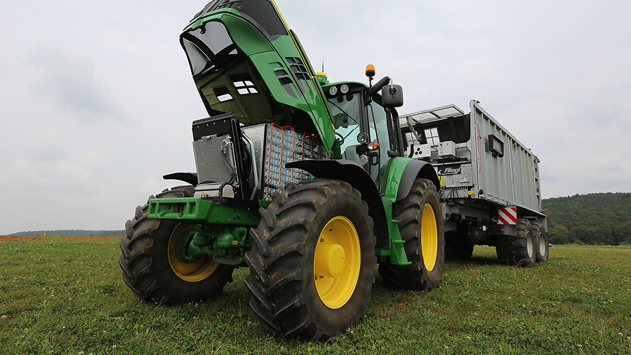 John Deere's electric tractor in action