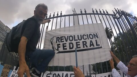 Manifestación en Plaza de Mayo pidiendo la liberación de miembros de revolución federal.