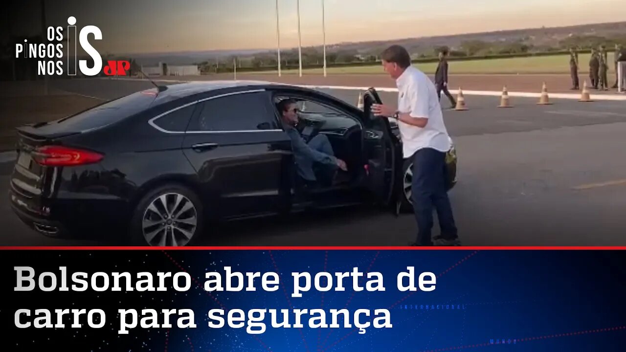 Cena de Bolsonaro abrindo porta de carro para uma mulher viraliza; veja vídeo