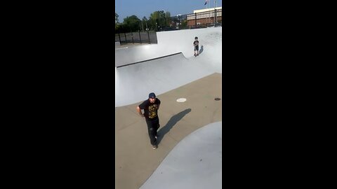 Ultimate Hugger Sports Kneepads Test Sliding Down Skate Pond Wall