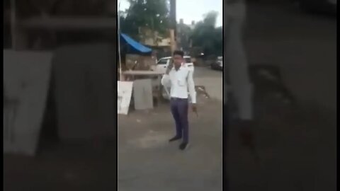 फर्जी ट्रैफिक पुलिस बनकर ट्रक के शीशे को तोड़ दियाfarji traffic police Bankar truck ke Shishe Ko Tod