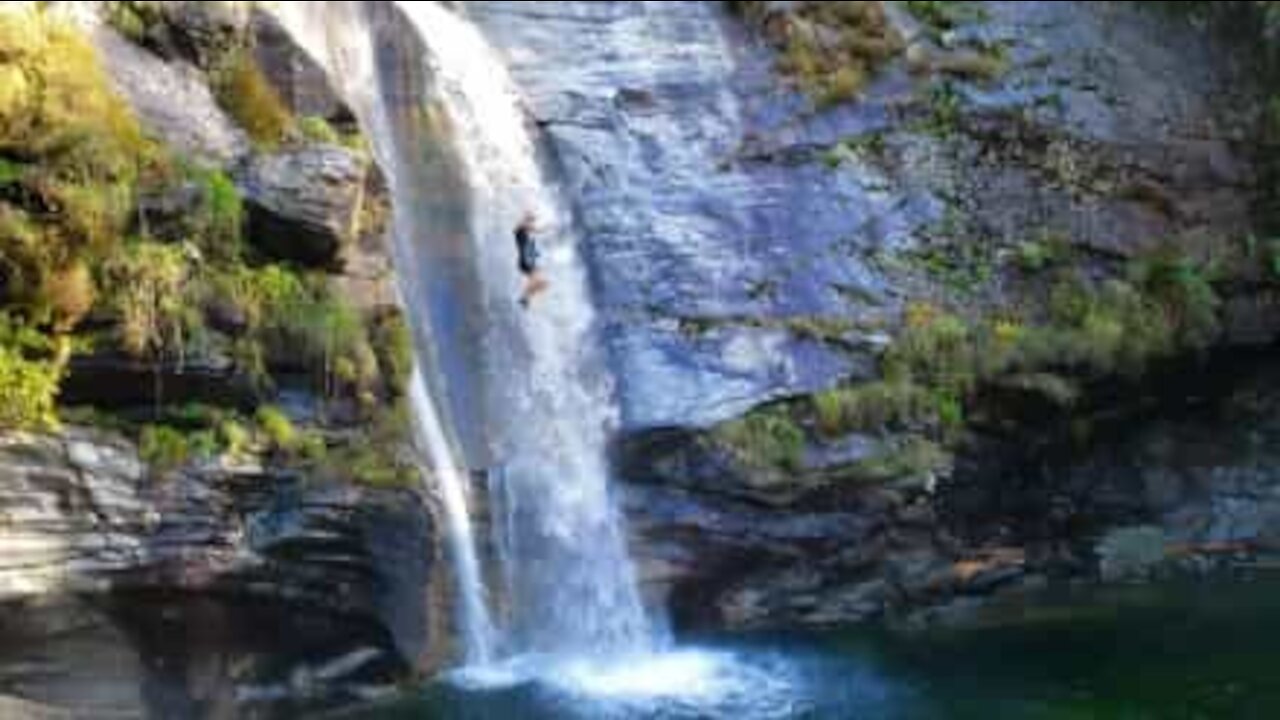 Il réalise un plongeon spectaculaire du haut d'une cascade