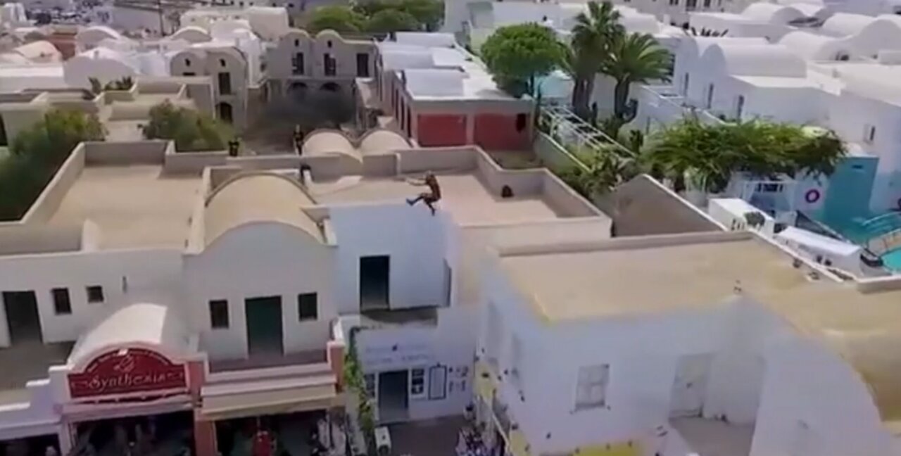 ATLETAS PROFESIONALES EN PARKOUR INCREIBLE HACIENDO ACROBACIAS