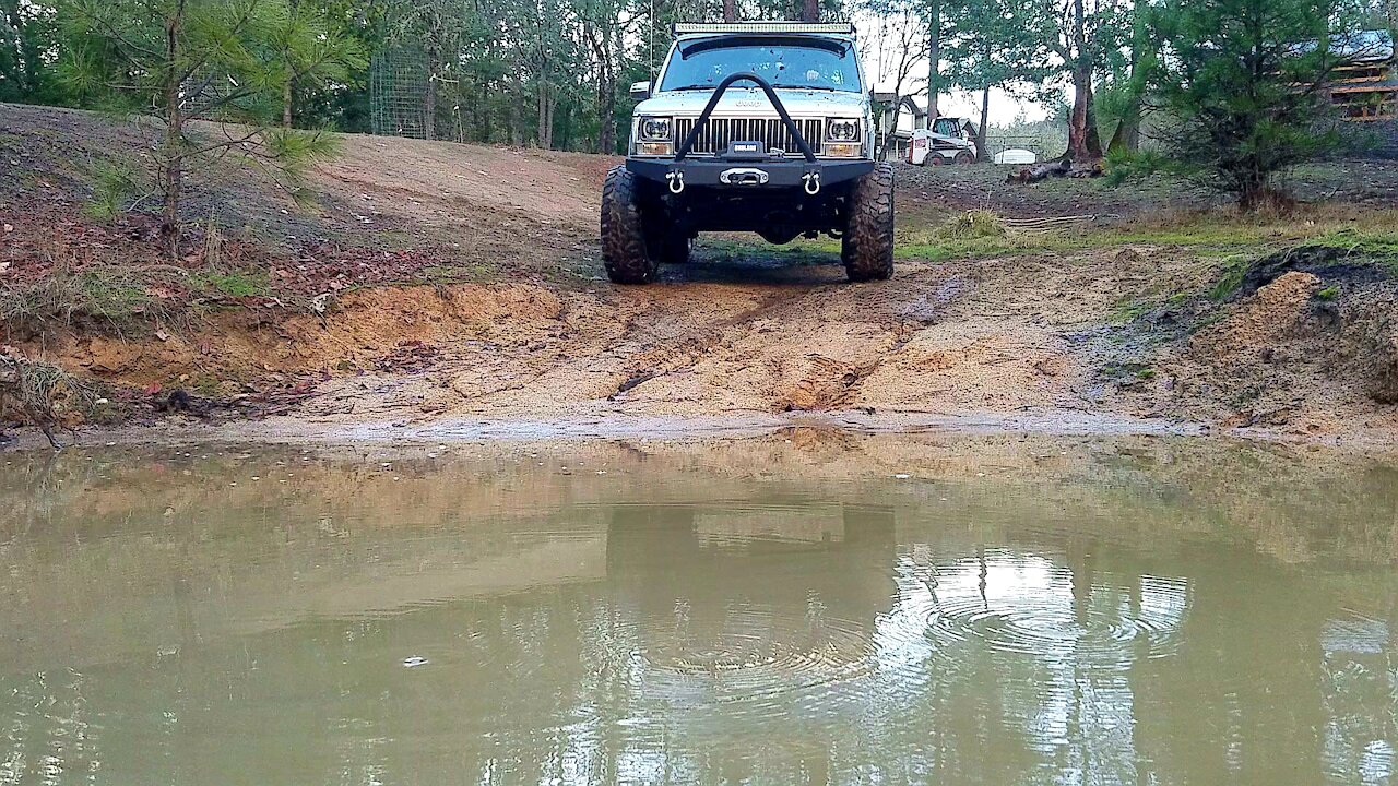 Jeep Cherokee XJ Hits Mud Puddle!