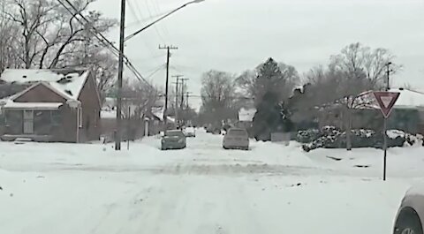 Detroit working to plow more than 2,400 miles of roads within 24 hours