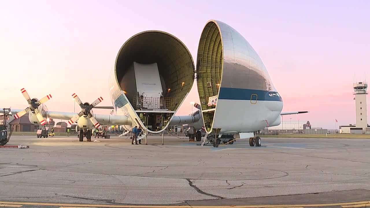 Crews unload Orion spacecraft from NASA's Super Guppy