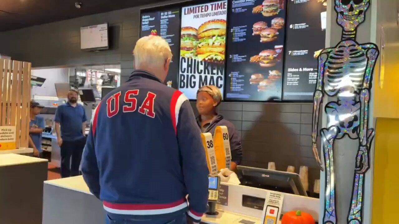 🇺🇸BILL CLINTON VISITS MCDONALD'S AND GETS MISTAKEN FOR BIDEN