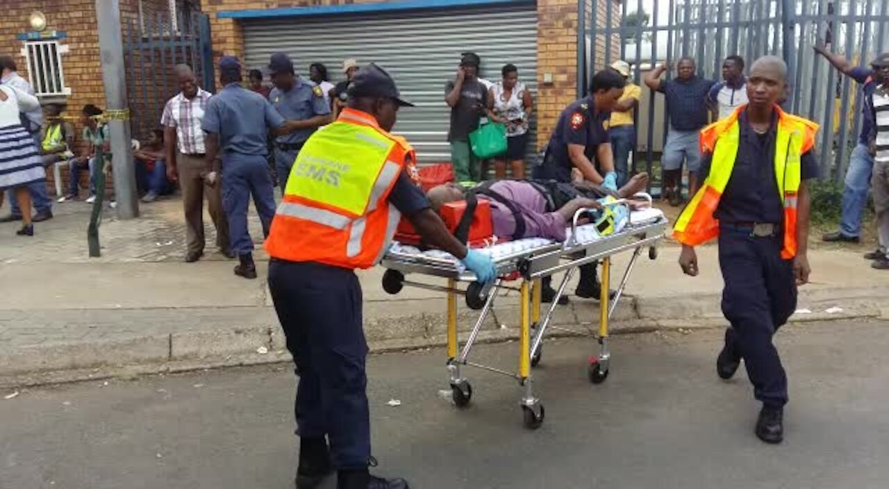 SOUTH AFRICA - Johannesburg - Metrorail train accident (Video) (KrW)