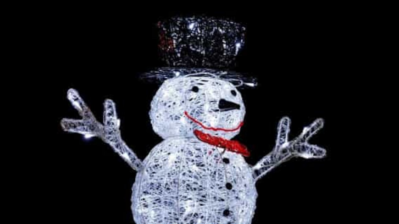 Homem rouba boneco de neve de uma casa em Ohio