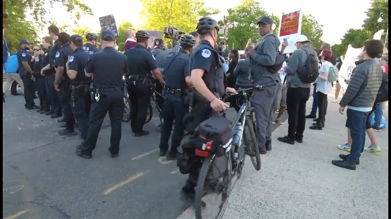 Police Separate Pro-Life & Pro-Choice Protestors In Front of SCOTUS