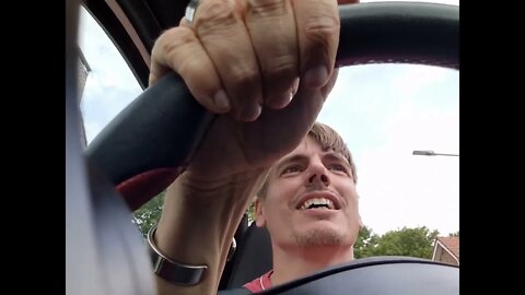 Cabrio ritje TANTE TINY & OME HANS Fun knows NO age. Abarth 595c Turismo MTA Record Monza exhaust