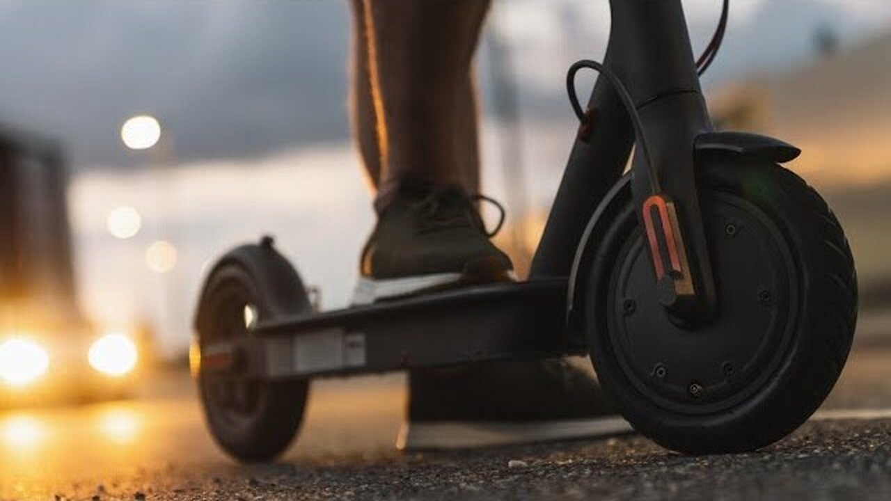Asking A Random Stranger To Review Their E Scooter | Phaewo