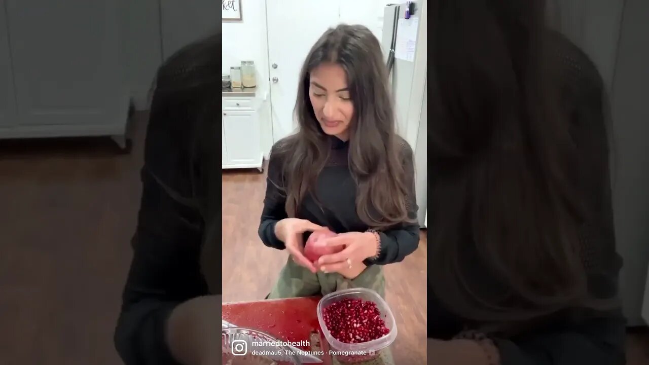 Best Pomegranate Hack! #shorts #shortsmas #nutrition #plantbased #family #pomegranate #organic
