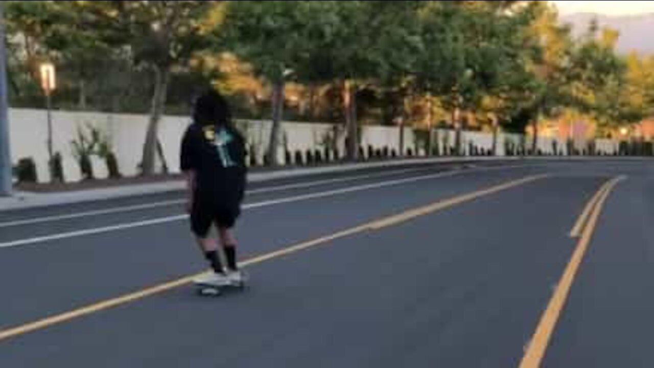 Un skateur chute alors qu'il se déplace à 50 km/h