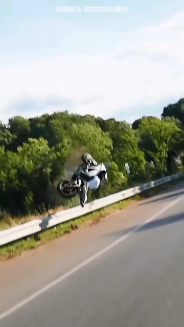 The motorcycle was involved in an accident during a stunt performance.😱