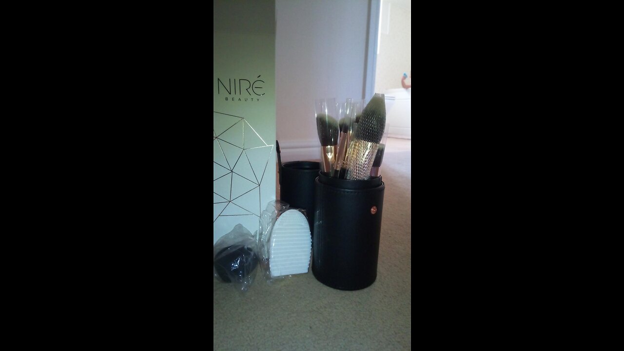 Niré Beauty 15piece Award Winning Professional Makeup Brush Set: Vegan Makeup Brushes with Case...