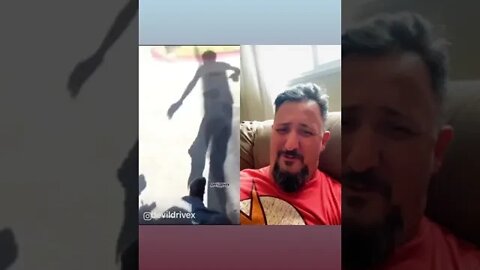 Caiu com a moto, mas estourou o vidro do carro