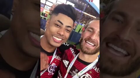 Bruno Henrique e Léo Pereira comemorando 🔴⚫