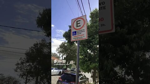 estacionamento exclusivo para deficientes credenciado... mas pessoas sem deficiência usam 🤦🏼🤡😭