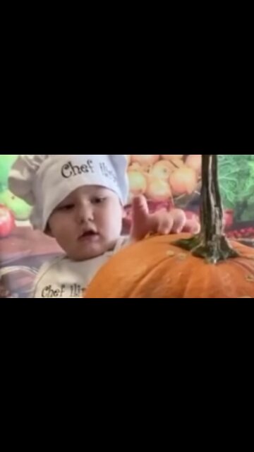2.5-year-old social media star shows us how to carve a pumpkin
