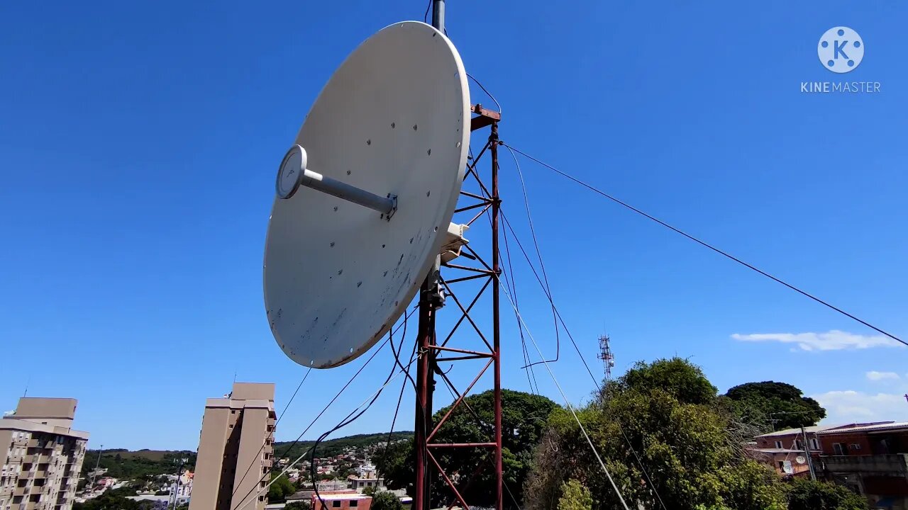 Torre de Mini provedor retirando antenas do provedor