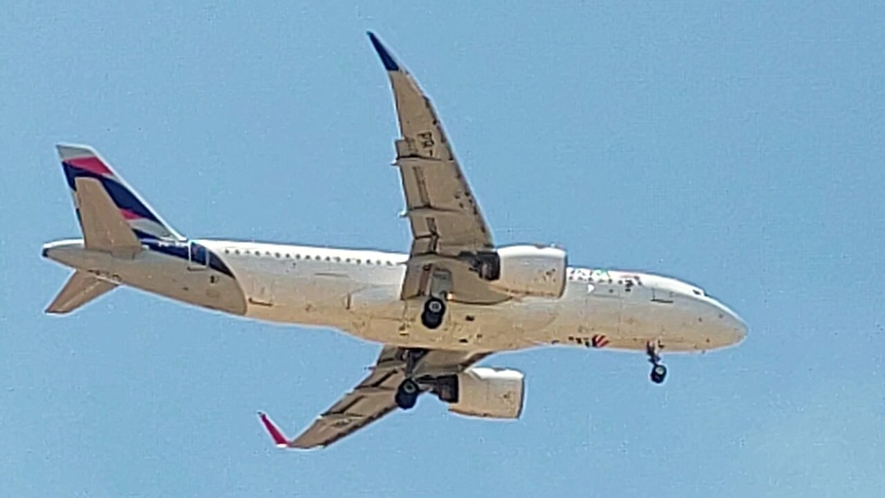 Airbus A320NEO PR-XBI coming from São Paulo and Airbus A321 PT-MXI from Natal to Fortaleza
