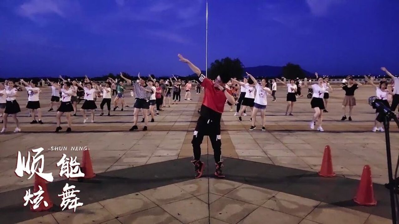 欢乐动感广场舞《踩踩踩》，把烦恼都踩走，快乐的节奏我们踩起来【順能炫舞團】