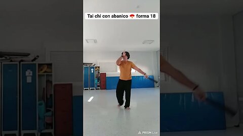 Tai chi con abanico forma 18, el dragón encantado mueve la cabeza, paso cruzado y abrir el abanico