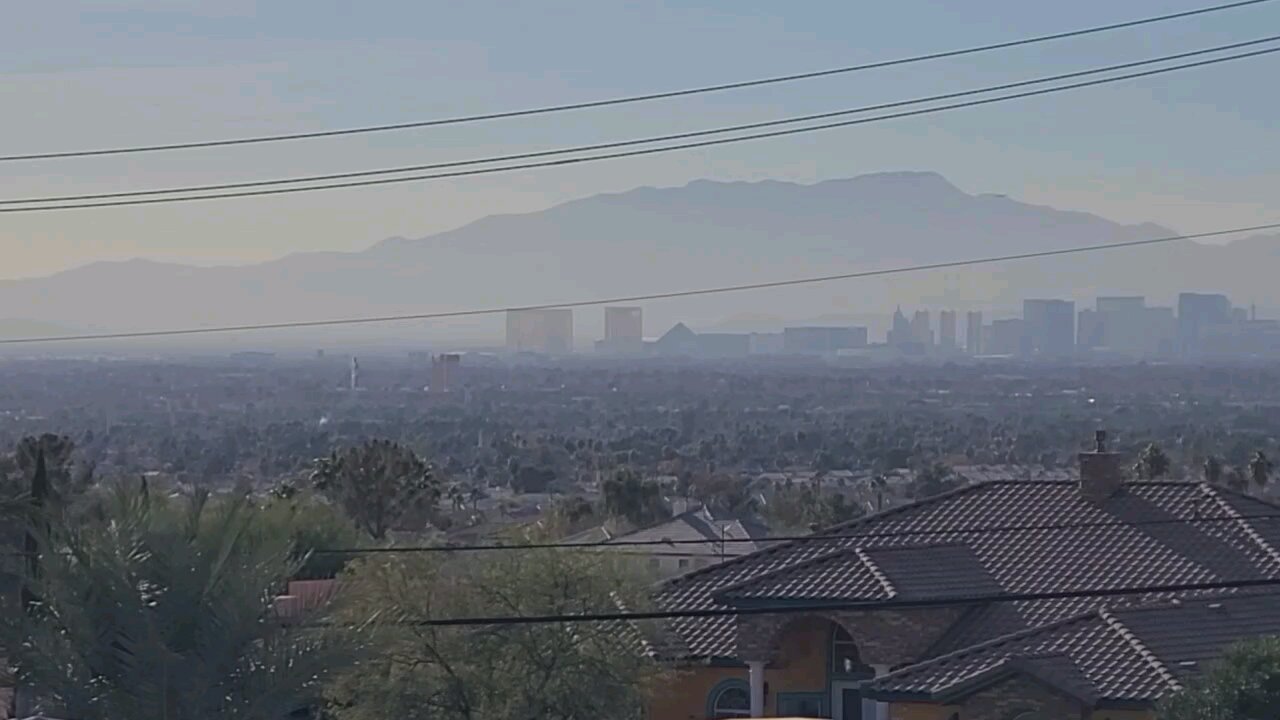 Did you see the smoggy Las Vegas skies today? Check this out! 12.17.2024 #lasvegas #weather #travel