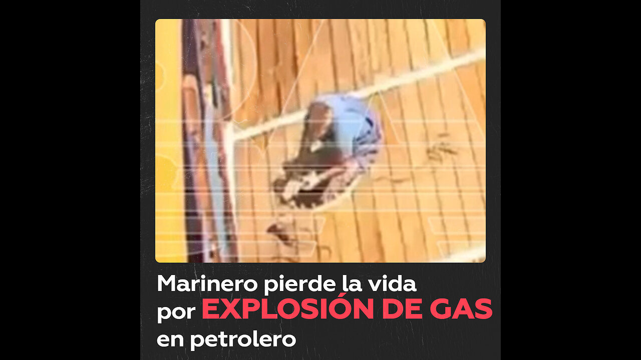 Una explosión de gas en un petrolero lanza a un marinero por los aires