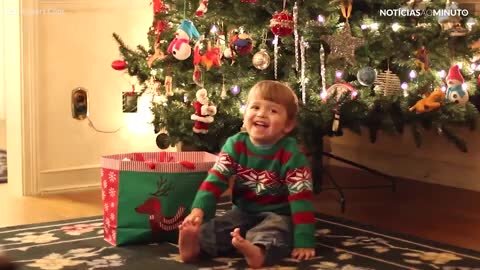 Este menino adora receber vegetais e frutas no Natal