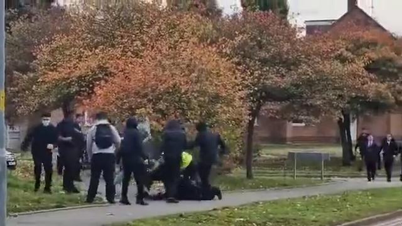 High school in London. Black child gangs attack other students with machetes in broad daylight!