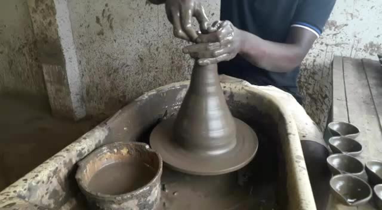 SOUTH AFRICA - Durban - Diwali celebrations clay lamps (Videos) (BRu)