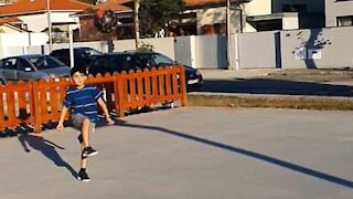 Menino joga futebol tão bem que acerta cesta de basquete!