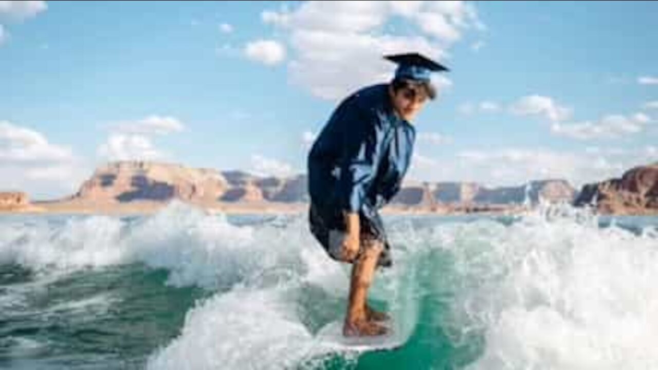 Un diplômé fait du wakeboard lors d'une élégante séance de photos de fin d'études