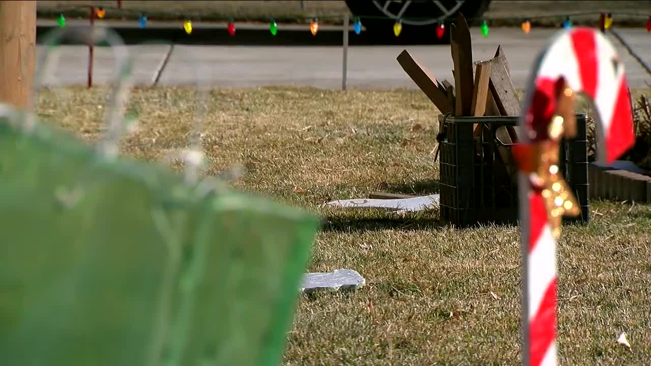 Grinch vandalizes Lakewood man's holiday display